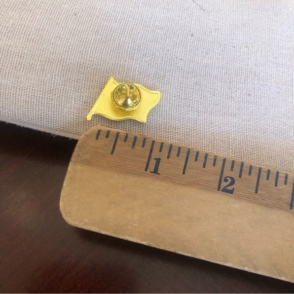 USA Flag Pin - Picture 3 of 3